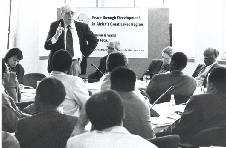 Lyndon LaRouche addressing a room of African diplomats and guests at the Schiller Institute conference in Walluf, Germany, 1997